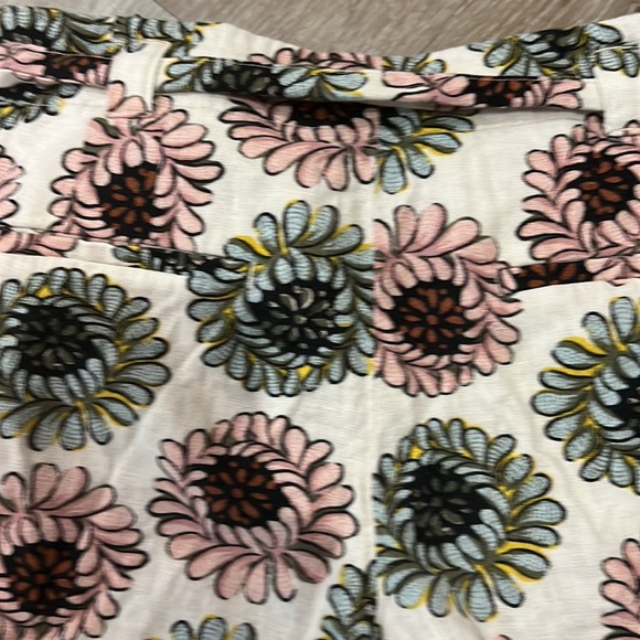 Cream, pink, rust, blue shorts with belt. Front and back pockets - Picture 5 of 7